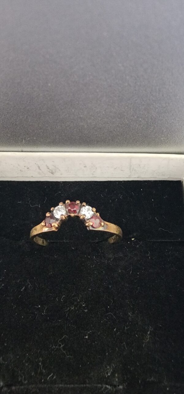 9ct yellow gold garnet ring
